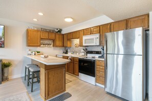 Appartement, 1 queensize bed met slaapbank, toegang tot zwembad (Wren's Nest for Two) | Privékeuken