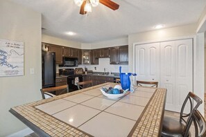 Appartamento, letti multipli, patio (Golden Retreat) | 2 camere, con stile personalizzato, con arredamento individuale