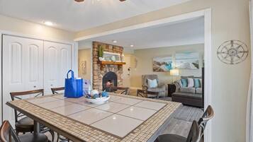 Condo, varias camas, patio (Golden Retreat) | Restaurantes