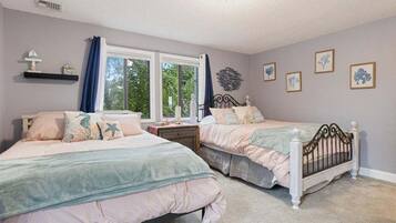 公寓式客房, 多张床, 露台 (Golden Retreat) | 2 多间卧室、特色装修、特色家居、床单