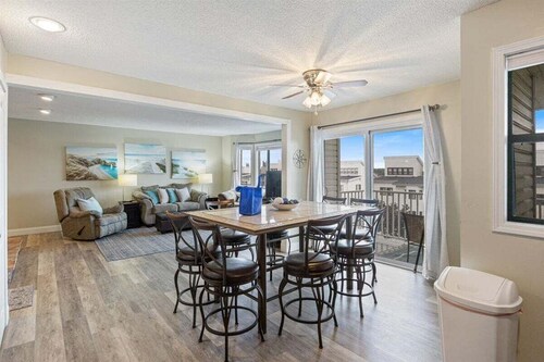 Lakefront Osage Beach Condo + Workspace w/ Pool Views
