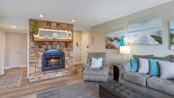 Condo, Multiple Beds, Patio (Golden Retreat) | Living area