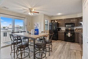 Condo, varias camas, patio (Golden Retreat) | Cocina privada