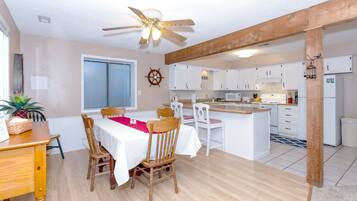 House, Multiple Beds, Patio (Siesta Shores) | Private kitchen