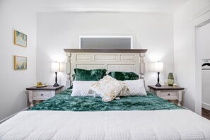 House, Multiple Beds, Hot Tub (The Grandview) | 5 bedrooms, individually decorated, individually furnished, bed sheets - Amazing Sunset Lake Views, Huge Deck & Hot Tub! (Sunrise Beach)