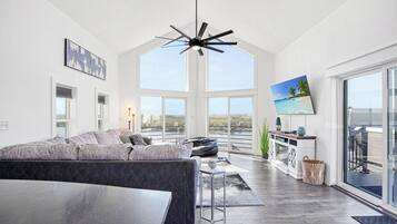 Casa, varias camas, hidromasaje (The Grandview) | Área de sala de estar