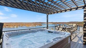 Casa, varias camas, hidromasaje (The Grandview) | Restaurante al aire libre