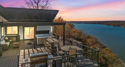 Amazing Sunset Lake Views, Huge Deck & Hot Tub!