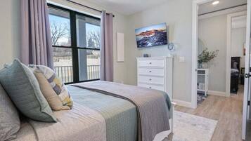 Leilighet, flere senger, terrasse (Lake Adventures) | 3 soverom, individuelt dekorert, individuelt innredet og sengetøy