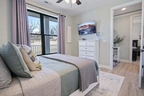 Leilighet, flere senger, terrasse (Lake Adventures) | 3 soverom, individuelt dekorert, individuelt innredet og sengetøy