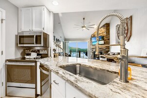 Apartamento, varias camas, patio (Penthouse in the Park) | Cocina privada