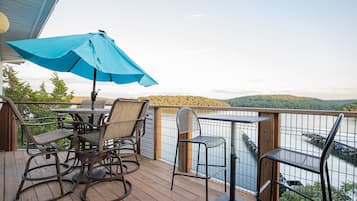 Condo, várias camas, varanda (Penthouse in the Park) | Opções para refeição ao ar livre