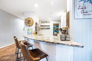 Apartment, Mehrere Betten, Terrasse (Penthouse in the Park) | Bar (in der Unterkunft)