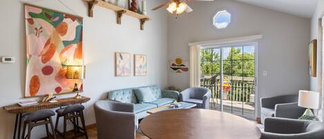 Casa, varias camas, patio (Good Life Vibes Lake House) | Área de sala de estar