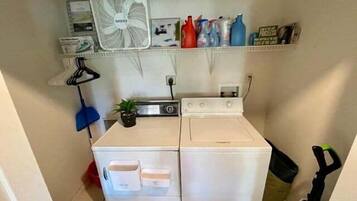 Rumah, Beberapa Tempat Tidur, patio (Good Life Vibes Lake House) | Laundry