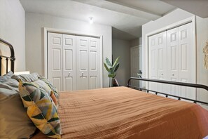 Casa, varias camas, patio (Good Life Vibes Lake House) | 3 habitaciones, decoración personalizada y muebles diferentes 