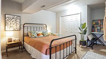 Maison, plusieurs lits, patio (Good Life Vibes Lake House) | 3 chambres, décoration personnalisée, ameublement personnalisé