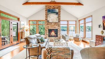 Casa, varias camas, patio (Heavenly Hideaway) | Área de sala de estar