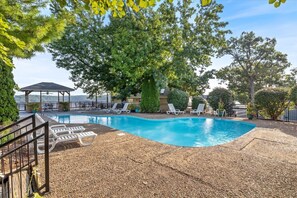 Pool - Lakefront 1st-floor Condo, Screened Patio, Pools & Courts (Lake Ozark)