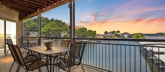 Lakefront 1st-floor Condo, Screened Patio, Pools & Courts