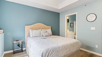 Condo, nhiều giường, sân hiên (Wake Lake) | 3 phòng ngủ, trang trí khác biệt