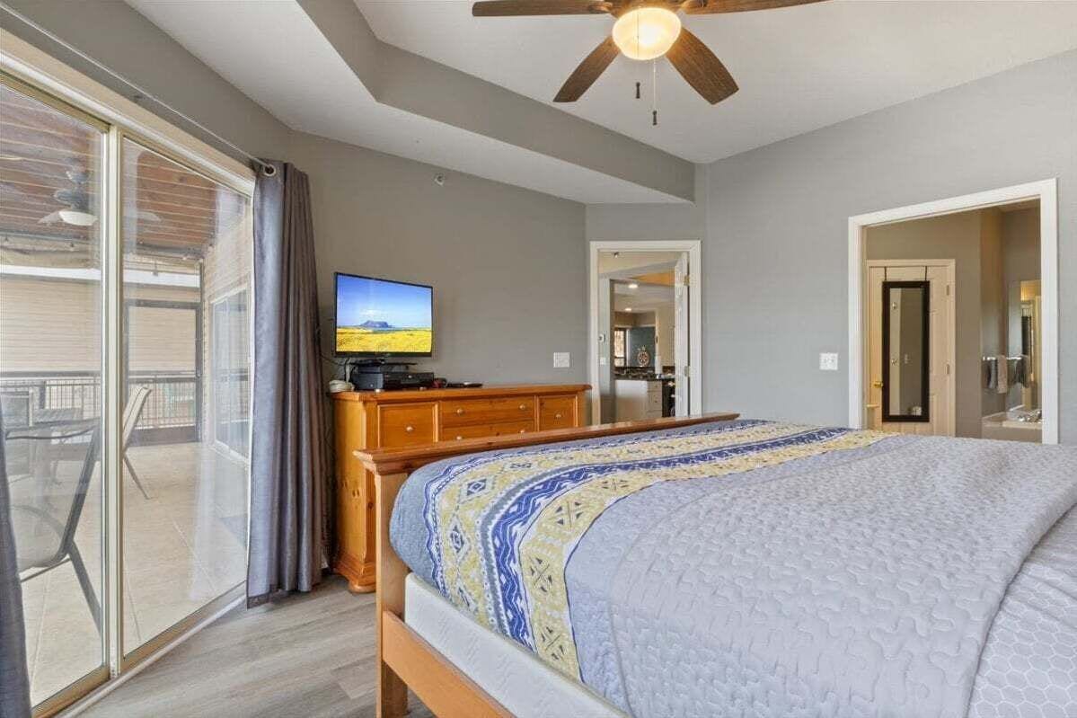 Condo, nhiều giường, sân hiên (Wake Lake) | 3 phòng ngủ, trang trí khác biệt 