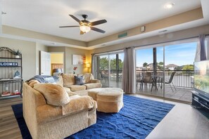콘도, 침대(여러 개), 파티오 (Wake Lake) | 거실 공간