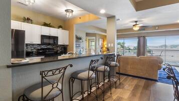 Appartement, meerdere bedden, patio (Wake Lake) | Privékeuken