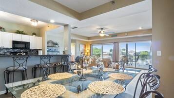 Appartement, meerdere bedden, patio (Wake Lake) | 3 slaapkamers, individueel gedecoreerd, individueel gemeubileerd