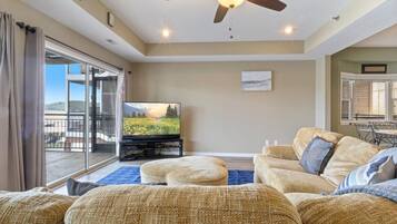 Condo, nhiều giường, sân hiên (Wake Lake) | Khu phòng khách