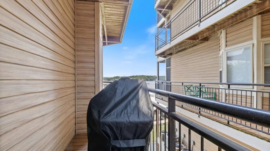 Lakefront 1st-floor Condo, Screened Patio, Pools & Courts