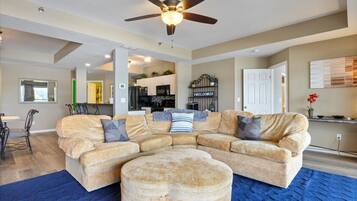 Appartement, meerdere bedden, patio (Wake Lake) | Woonruimte