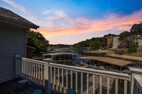 Amazing Wall of Windows, Swim Dock & Pet Friendly