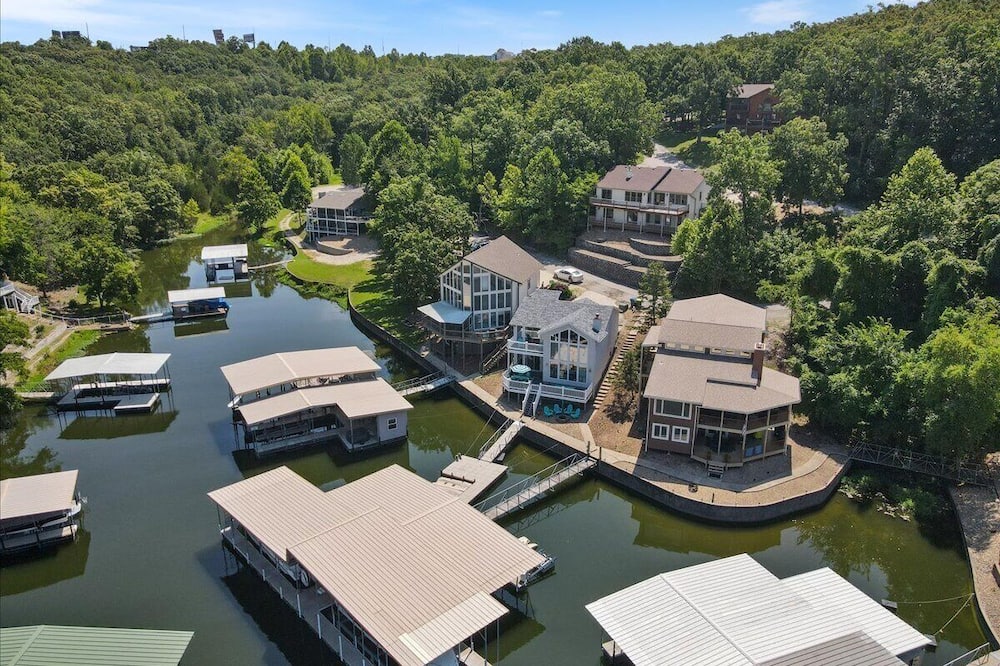 Amazing Wall of Windows, Swim Dock & Pet Friendly - Tuscumbia, MO