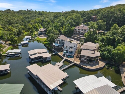 Amazing Wall of Windows, Swim Dock & Pet Friendly