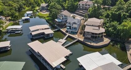 Amazing Wall of Windows, Swim Dock & Pet Friendly