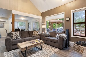 House, Multiple Beds, Patio (4 Waters Getaway) | Living area