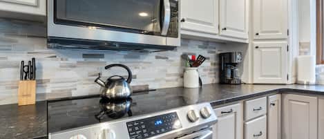 House, Multiple Beds, Patio (4 Waters Getaway) | Private kitchen