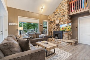 House, Multiple Beds, Patio (4 Waters Getaway) | Living area