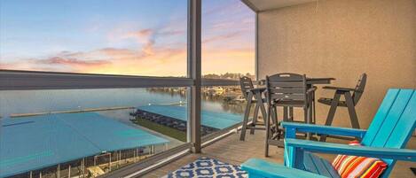 Apartment, Mehrere Betten, Terrasse (Good Vibes Lodge) | Speisen im Freien