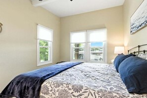 Ferienhaus, Mehrere Betten, Terrasse (Chimney Cove Hideaway) | 3 Schlafzimmer, individuell dekoriert, individuell eingerichtet