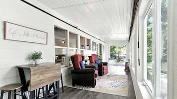 Casa, varias camas, patio (Chimney Cove Hideaway) | Interior