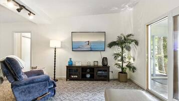 House, Multiple Beds, Patio (Chimney Cove Hideaway) | Living area