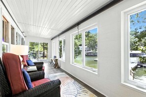 Casa, varias camas, patio (Chimney Cove Hideaway) | Interior