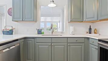 House, Multiple Beds, Patio (Lucy Landing) | Private kitchen