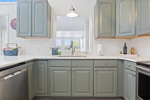 House, Multiple Beds, Patio (Lucy Landing) | Private kitchen