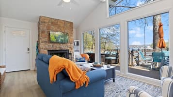House, Multiple Beds, Patio (Lucy Landing) | Living area
