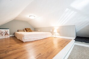 House, Multiple Beds, Patio (Lofty Aspirations)