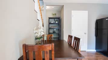 Hus - flere senge - terrasse (Lofty Aspirations) | Spiseområde