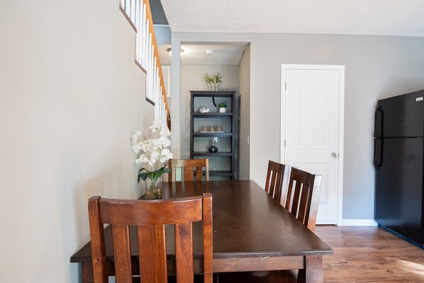 Rumah, Beberapa Tempat Tidur, patio (Lofty Aspirations) | Tempat makan